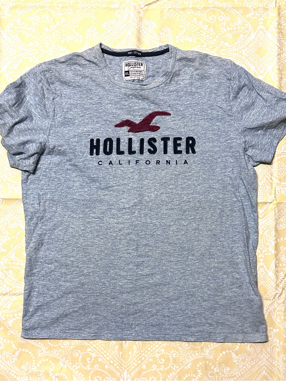 Hollister Men's Light Gray Tee with Maroon Seagull and Black Logo